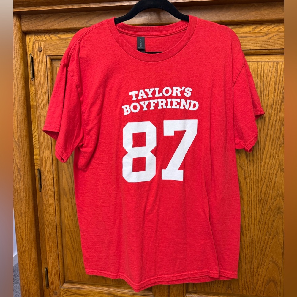 Red Graphic 'Taylor's Boyfriend 87' - Travis Kelce Jersey Shirt and Taylor swift